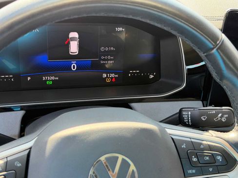 Used 2025 Volkswagen Jetta SE FWD image 16