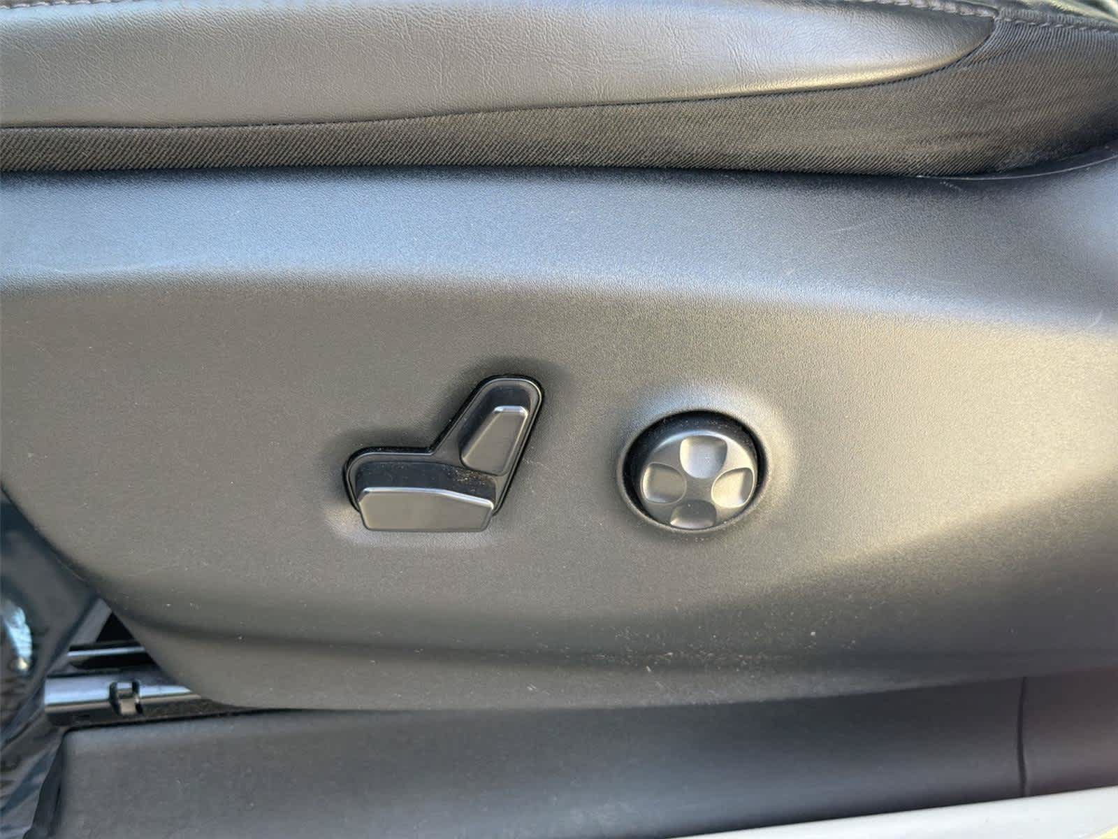 Used 2023 Chrysler Pacifica Touring-L FWD image 22