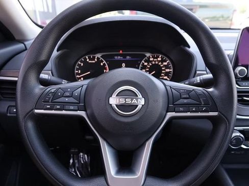 Certified 2025 Nissan Altima 2.5 SV FWD image 10