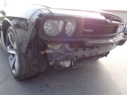 Used 2014 Dodge Challenger SXT image 3