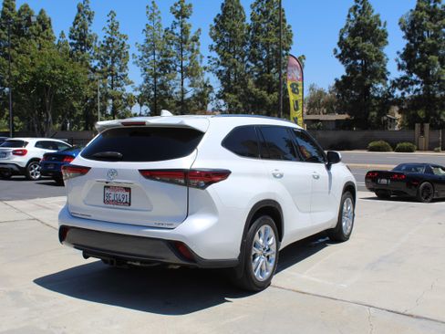 Used 2023 Toyota Highlander Limited FWD image 5