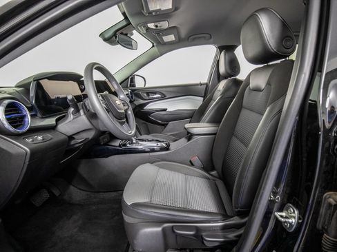 Used 2025 Chevrolet Trax LT FWD image 9