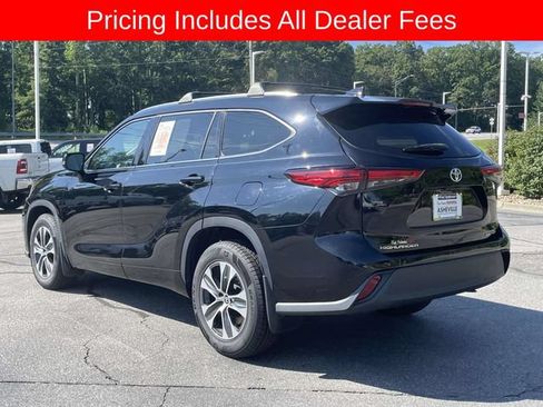 Used 2021 Toyota Highlander XLE AWD/4WD image 3