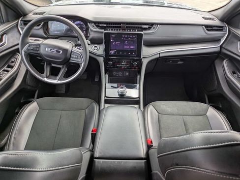 Used 2025 Jeep Grand Cherokee Altitude AWD/4WD image 16