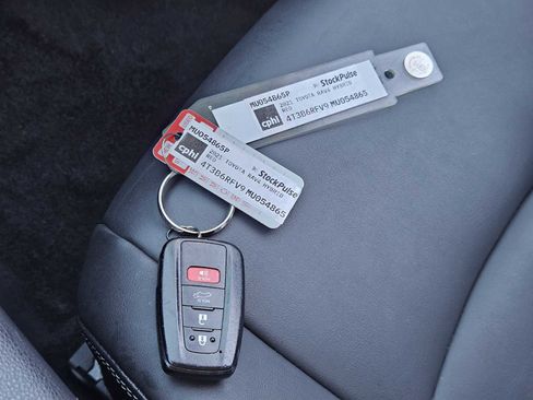 Used 2021 Toyota RAV4 XLE Premium AWD/4WD image 32