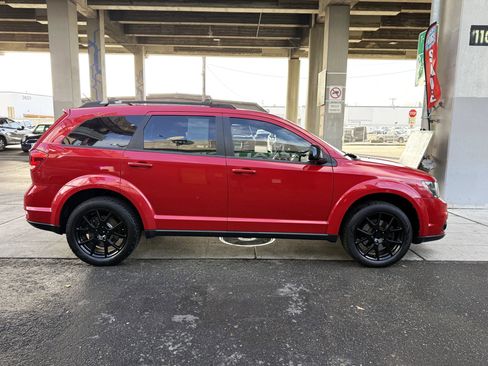 Used 2017 Dodge Journey SXT image 4