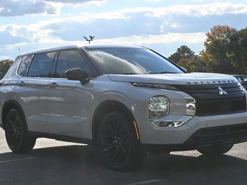 Used 2023 Mitsubishi Outlander SE image 11