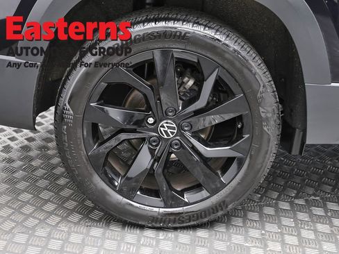 Used 2024 Volkswagen Taos SE image 29