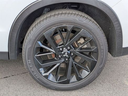 Used 2022 Mitsubishi Outlander SE image 27