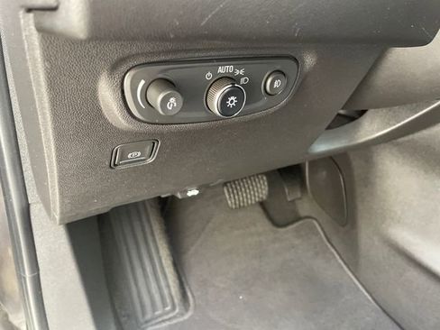 Used 2024 GMC Terrain SLT image 29