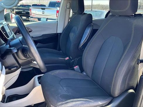 Used 2022 Chrysler Voyager LX image 10