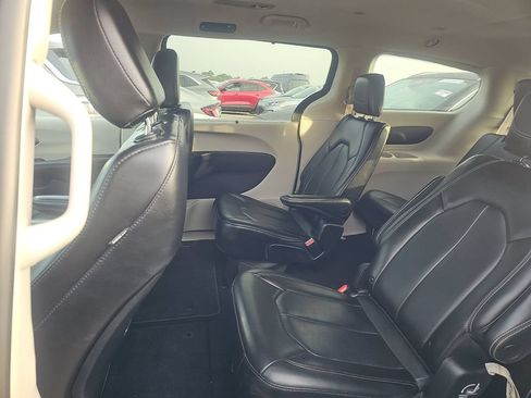 Used 2023 Chrysler Pacifica Touring-L FWD image 4