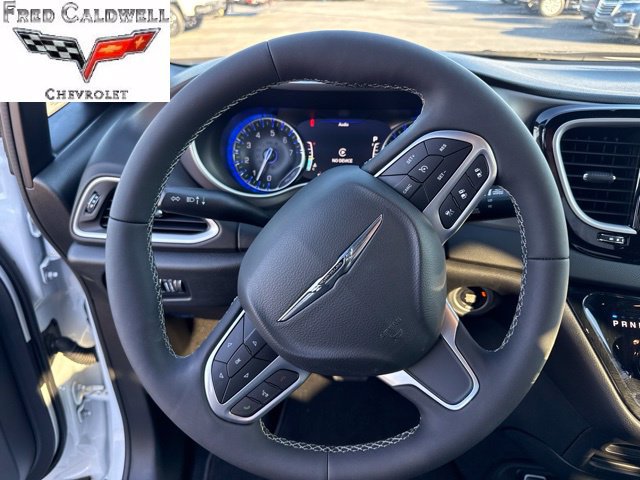 Used 2025 Chrysler Voyager LX FWD image 12