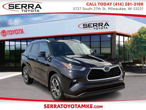 Used 2022 Toyota Highlander XLE AWD/4WD image 1