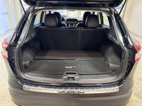 Used 2022 Nissan Rogue Sport SV w/ Technology Package image 17