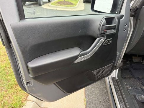 Certified 2016 Jeep Wrangler Unlimited Rubicon w/ Connectivity Group AWD/4WD image 32