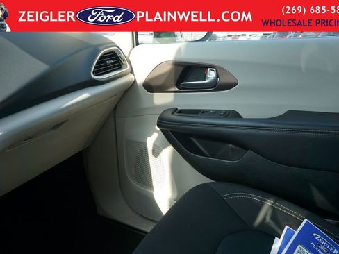 Used 2023 Chrysler Voyager LX FWD image 34