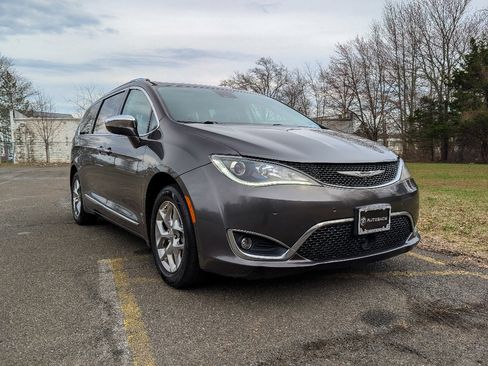 Used 2018 Chrysler Pacifica Limited w/ Advanced Safetytec Group FWD image 3