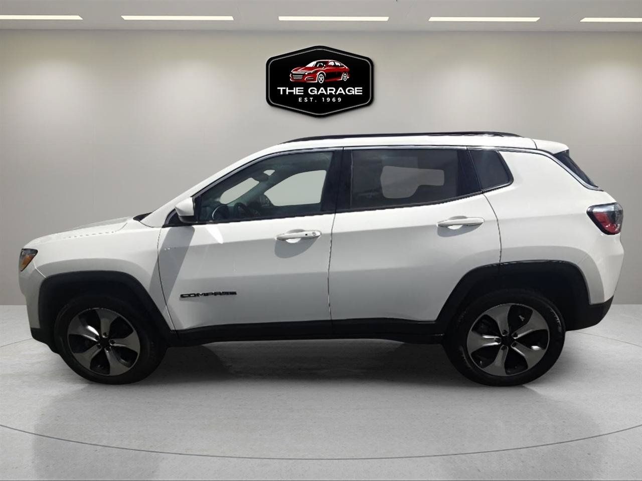 Used 2018 Jeep Compass Latitude w/ Popular Equipment Group AWD/4WD image 3