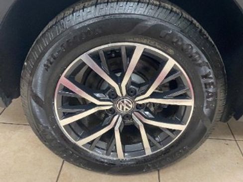 Used 2018 Volkswagen Tiguan SE image 28