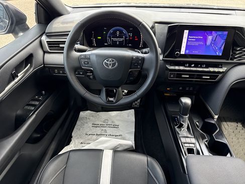 Used 2025 Toyota Camry SE FWD image 15