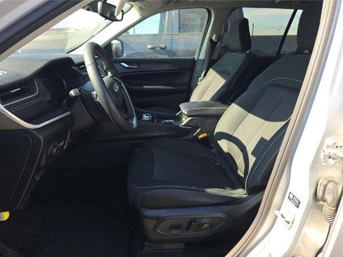 Used 2024 Jeep Grand Cherokee Laredo image 5