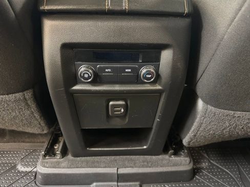 Used 2021 Chevrolet Traverse LT FWD image 18