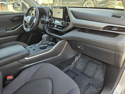 Used 2024 Toyota Highlander LE FWD image 33