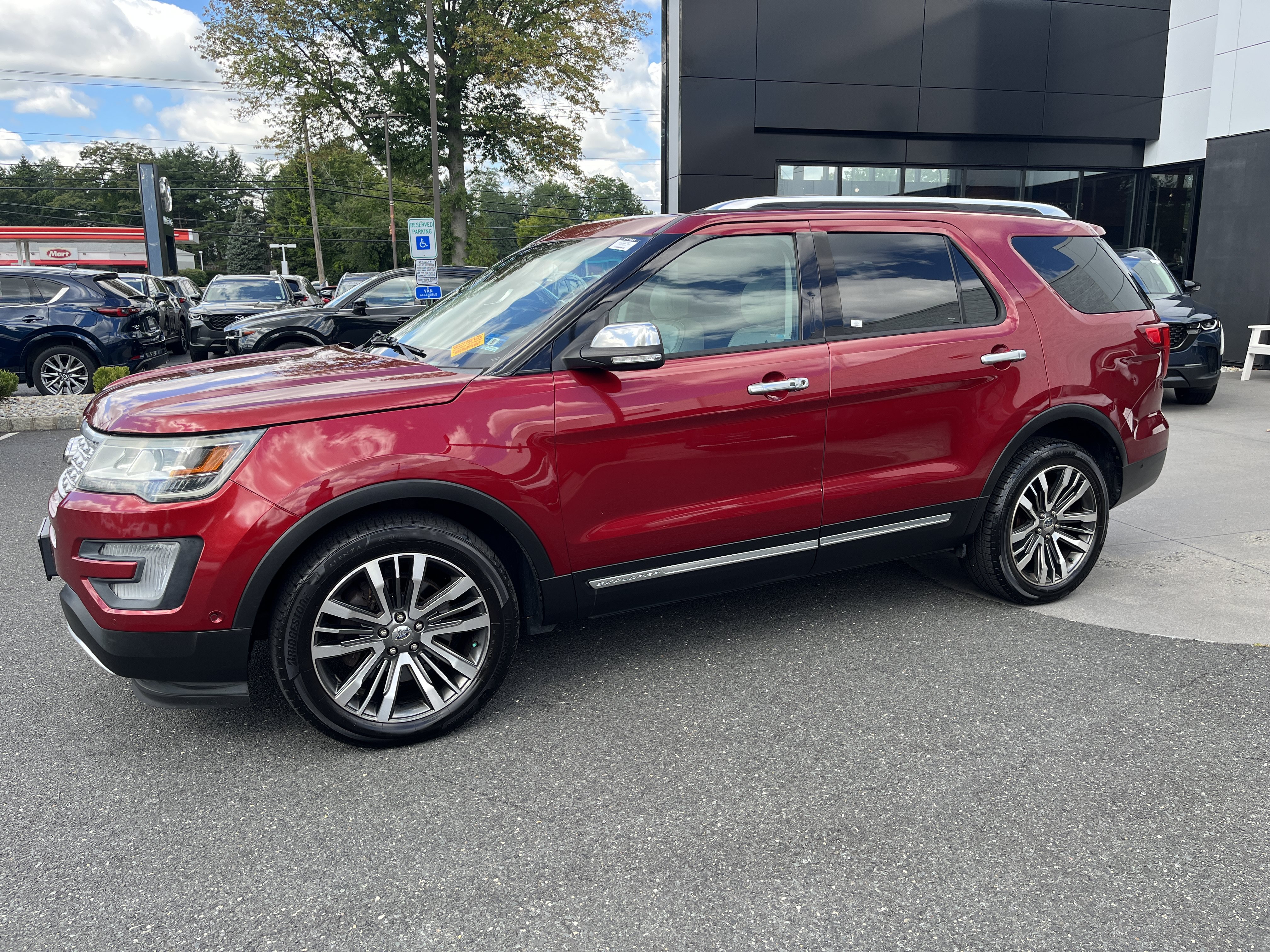 Used 2016 Ford Explorer Platinum AWD/4WD image 2