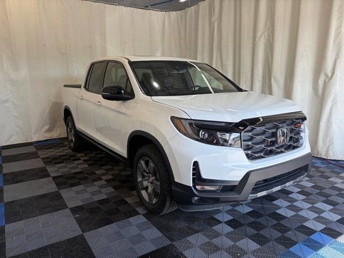 Used 2025 Honda Ridgeline TrailSport image 3