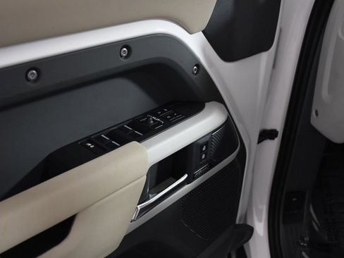 Used 2023 Land Rover Defender 110 SE image 17