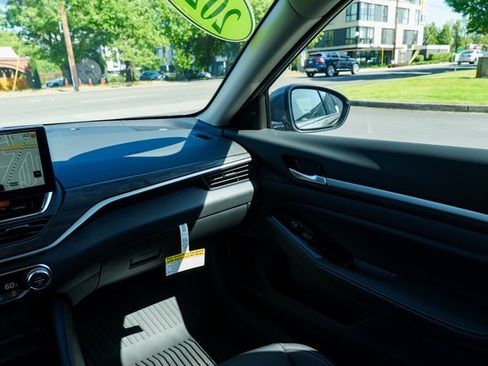 New 2025 Nissan Altima 2.5 SL image 9