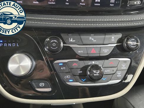 Used 2024 Chrysler Pacifica Limited FWD image 21