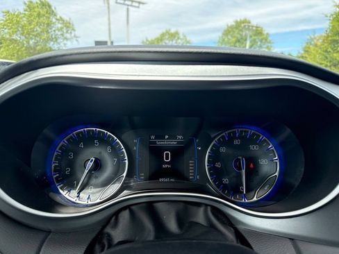 Used 2018 Chrysler Pacifica Touring Plus w/ S Appearance Package FWD image 10