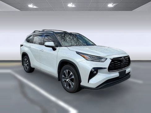 Used 2022 Toyota Highlander XLE image 5