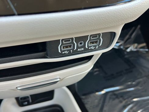 Used 2024 Chrysler Pacifica Touring-L image 36