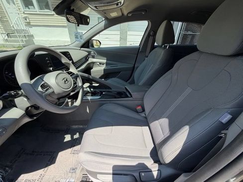 Used 2021 Hyundai Elantra SE FWD image 13