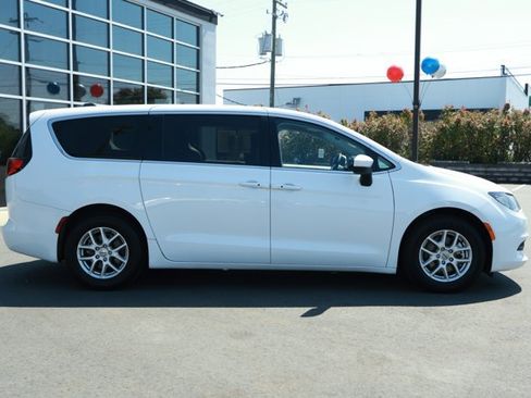 Used 2023 Chrysler Voyager LX FWD image 4