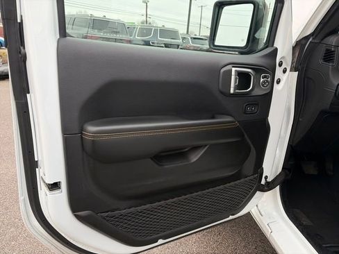 Used 2025 Jeep Wrangler Sahara image 21