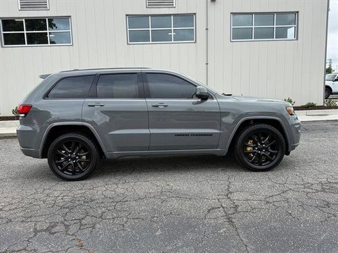 Used 2021 Jeep Grand Cherokee Laredo X RWD image 2