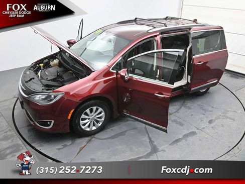 Used 2018 Chrysler Pacifica Touring-L image 34