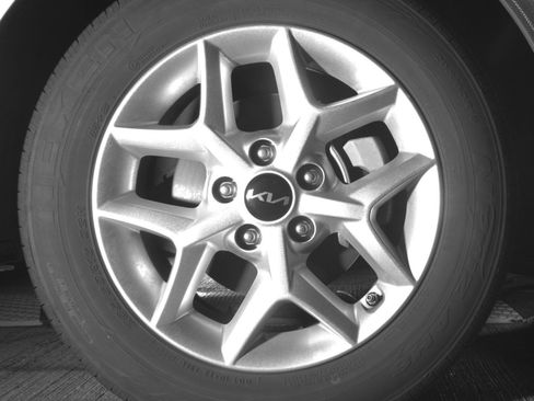 Used 2025 Kia Soul LX w/ LX Technology Package FWD image 16