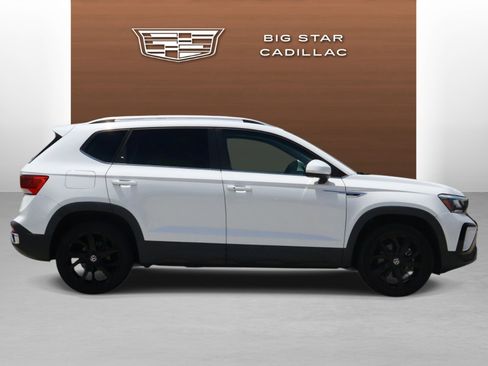 Used 2023 Volkswagen Taos SE w/ Panoramic Sunroof Package FWD image 6