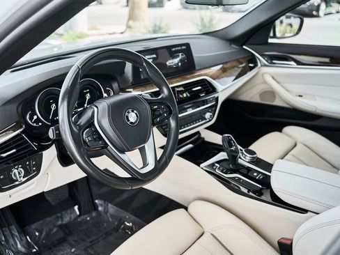 Used 2018 BMW 540i w/ Premium Package RWD image 2