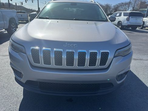 Used 2019 Jeep Cherokee Latitude w/ Cold Weather Group image 2
