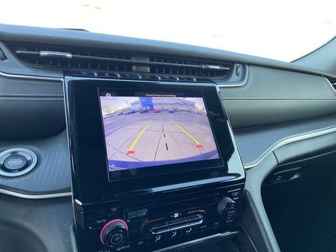 Used 2024 Jeep Grand Cherokee Laredo image 36