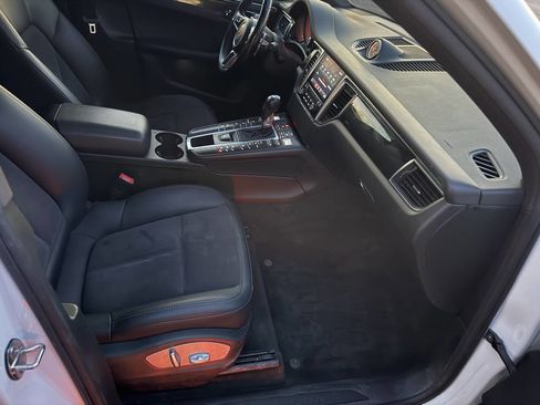 Used 2018 Porsche Macan Base AWD 4dr SUV image 21