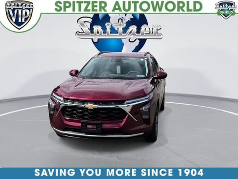 Used 2025 Chevrolet Trax LT FWD image 3
