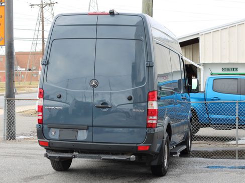 Used 2018 Mercedes-Benz Sprinter 2500 image 7