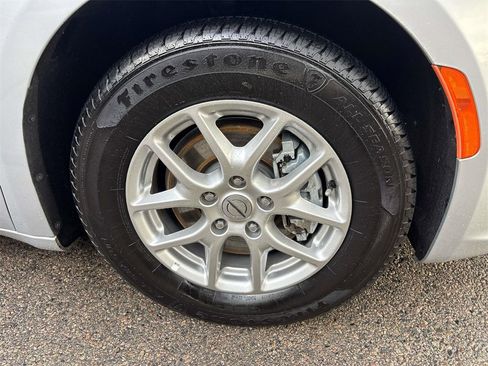 Used 2024 Chrysler Pacifica Touring-L image 9